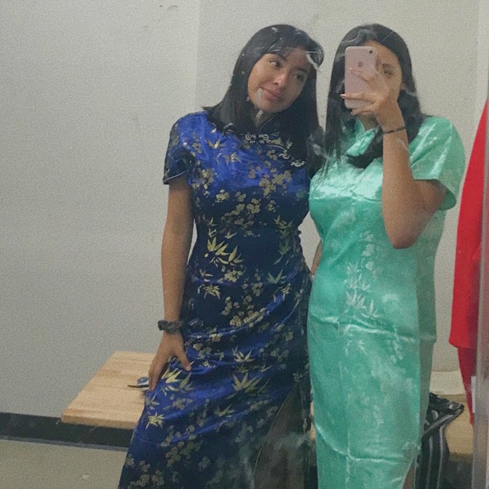 Meet your Poshers,Alejandra & Karina 💗